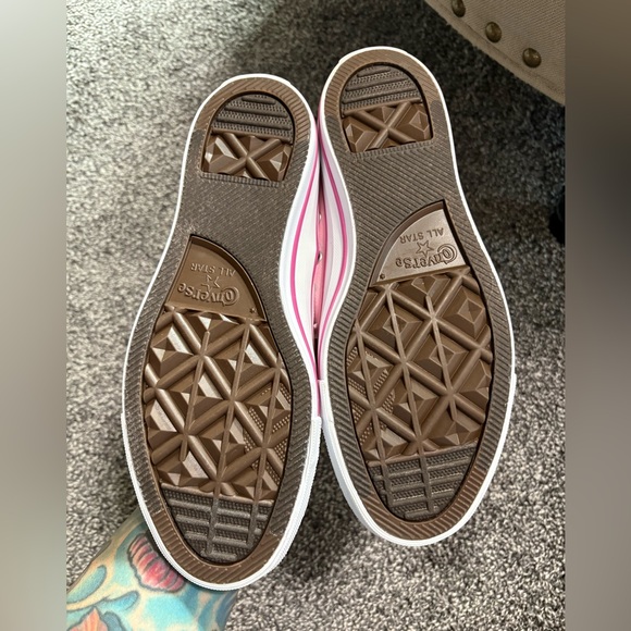 Converse Pink low top Chucks - Picture 7 of 7